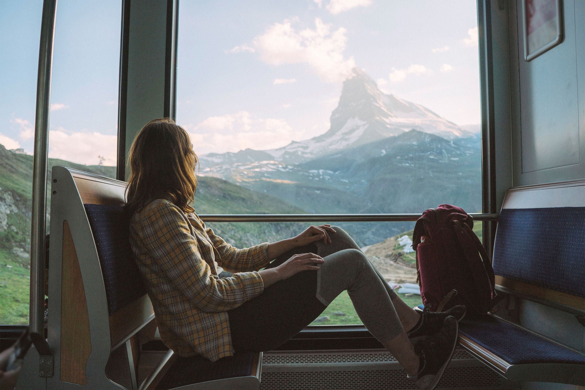 Mulher viajando no trem gornergrat