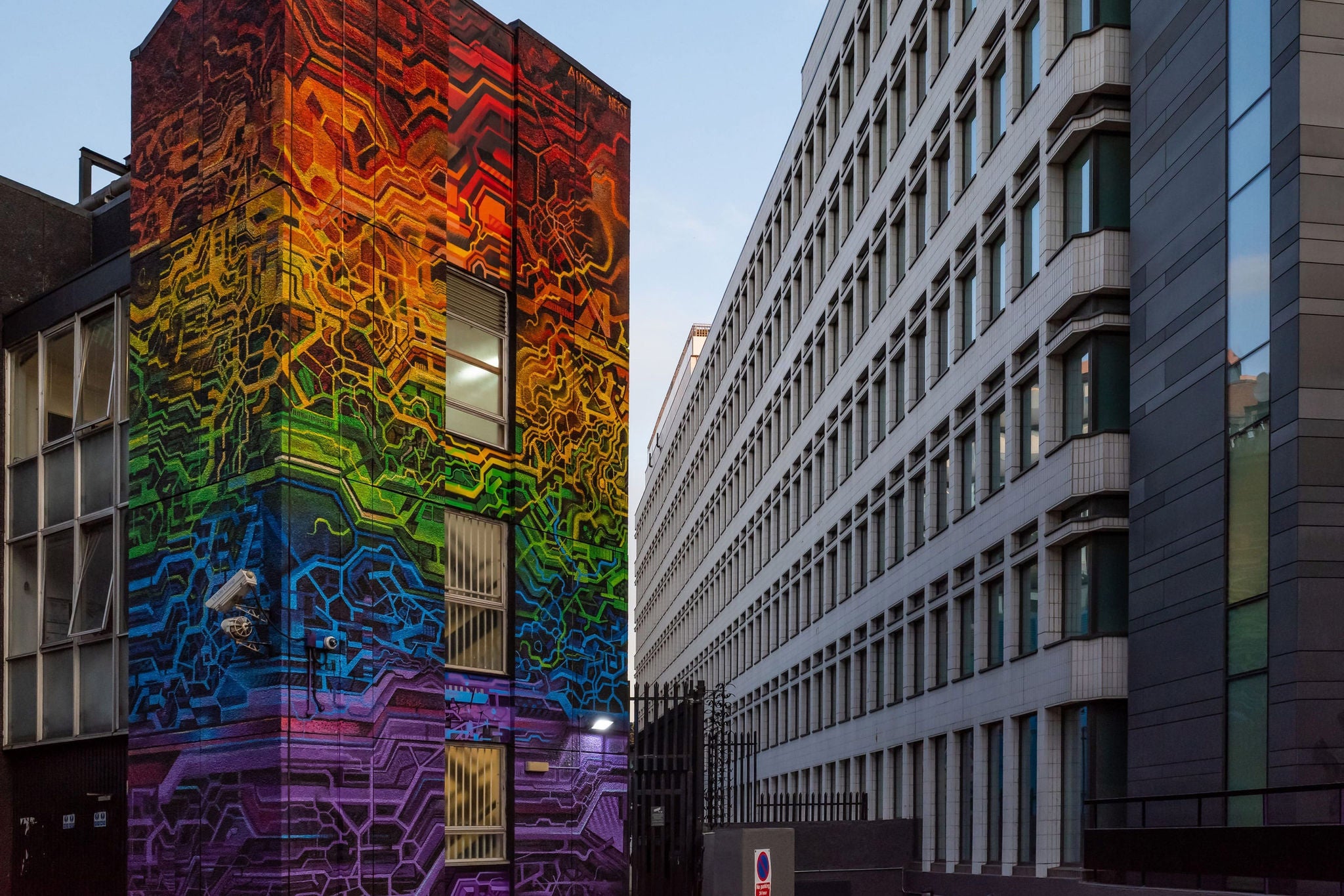 EY – Bâtiment aux couleurs du drapeau de la Fierté