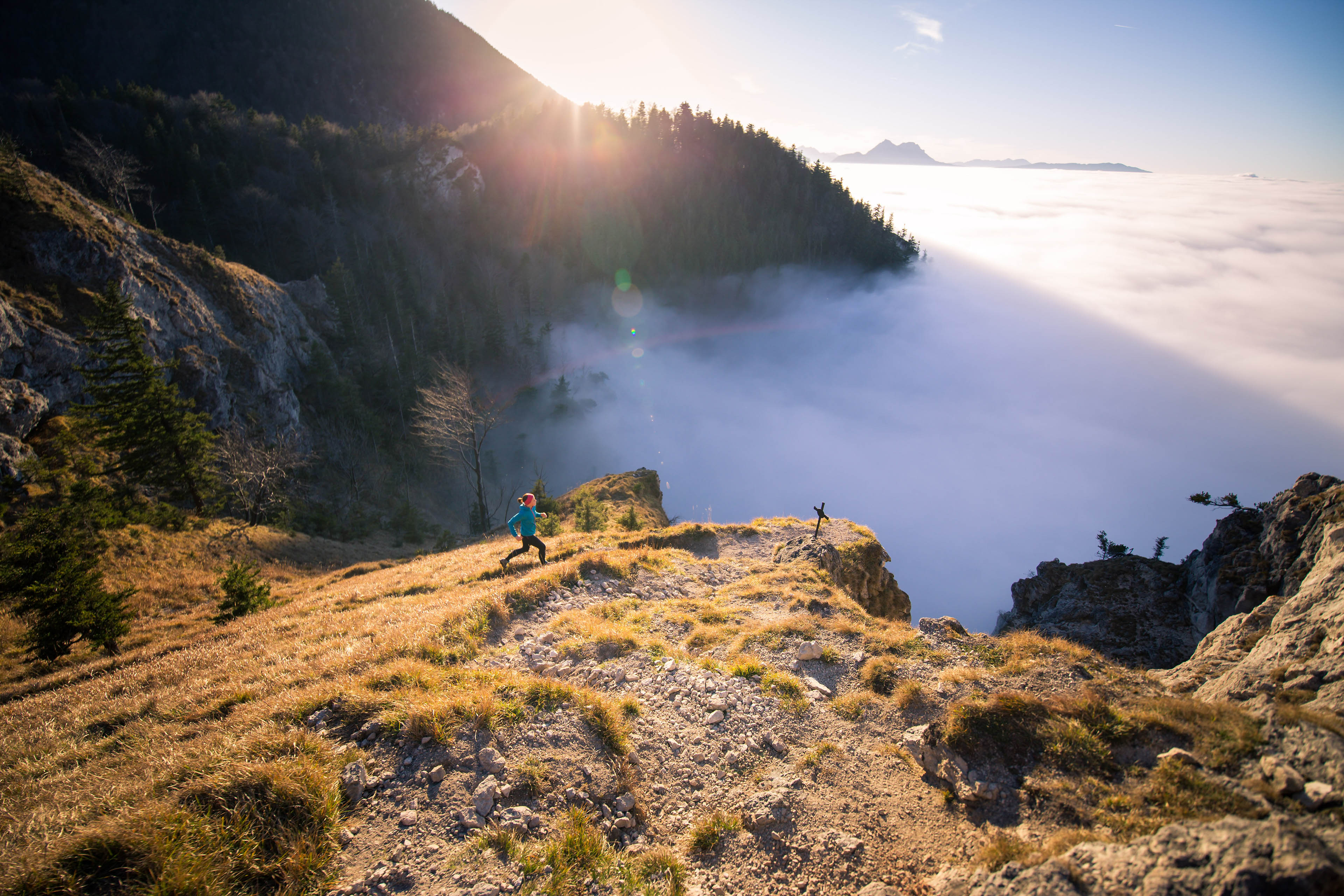 Frau beim Trailrunning in den Bergen