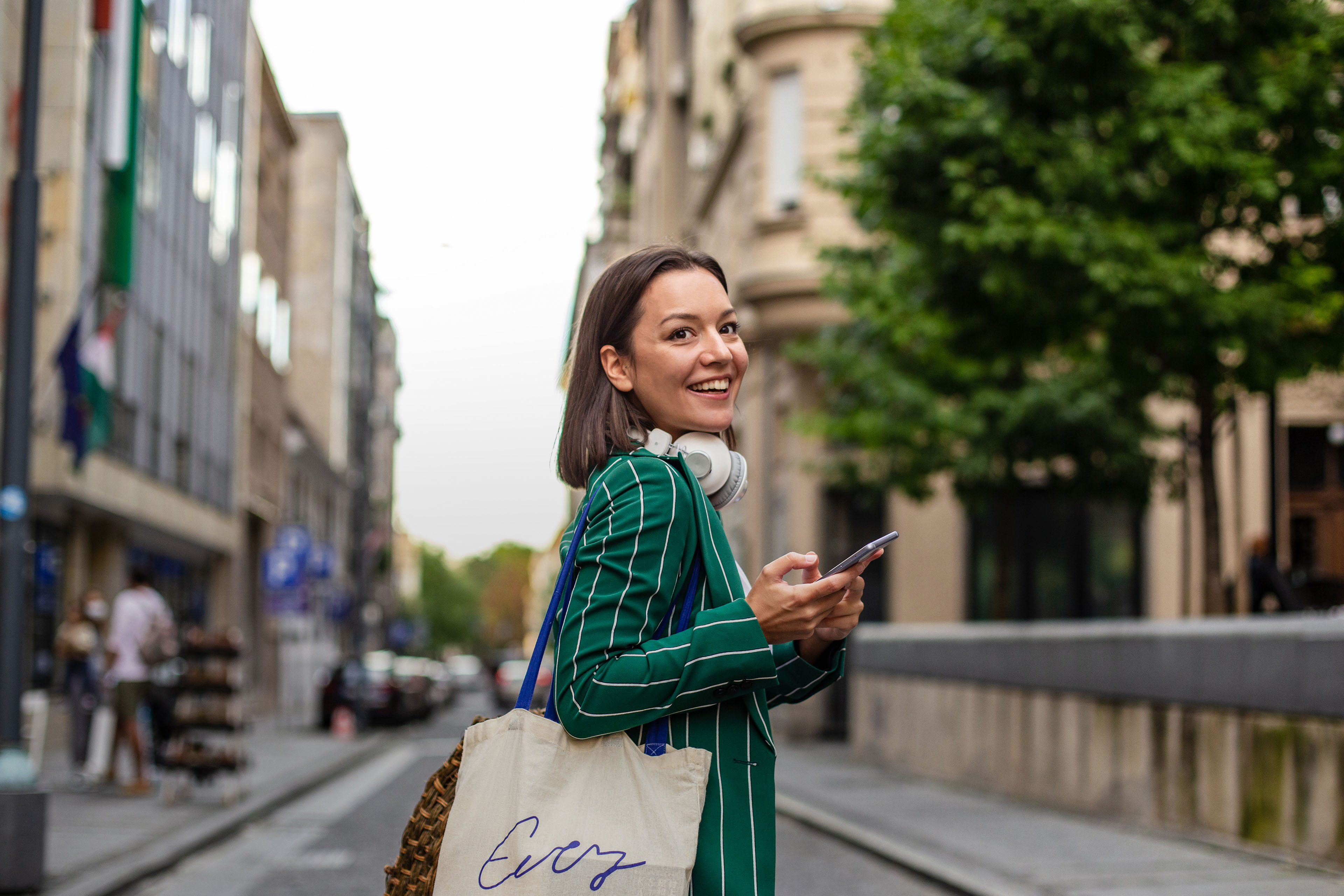 Mujer caminando por la calle