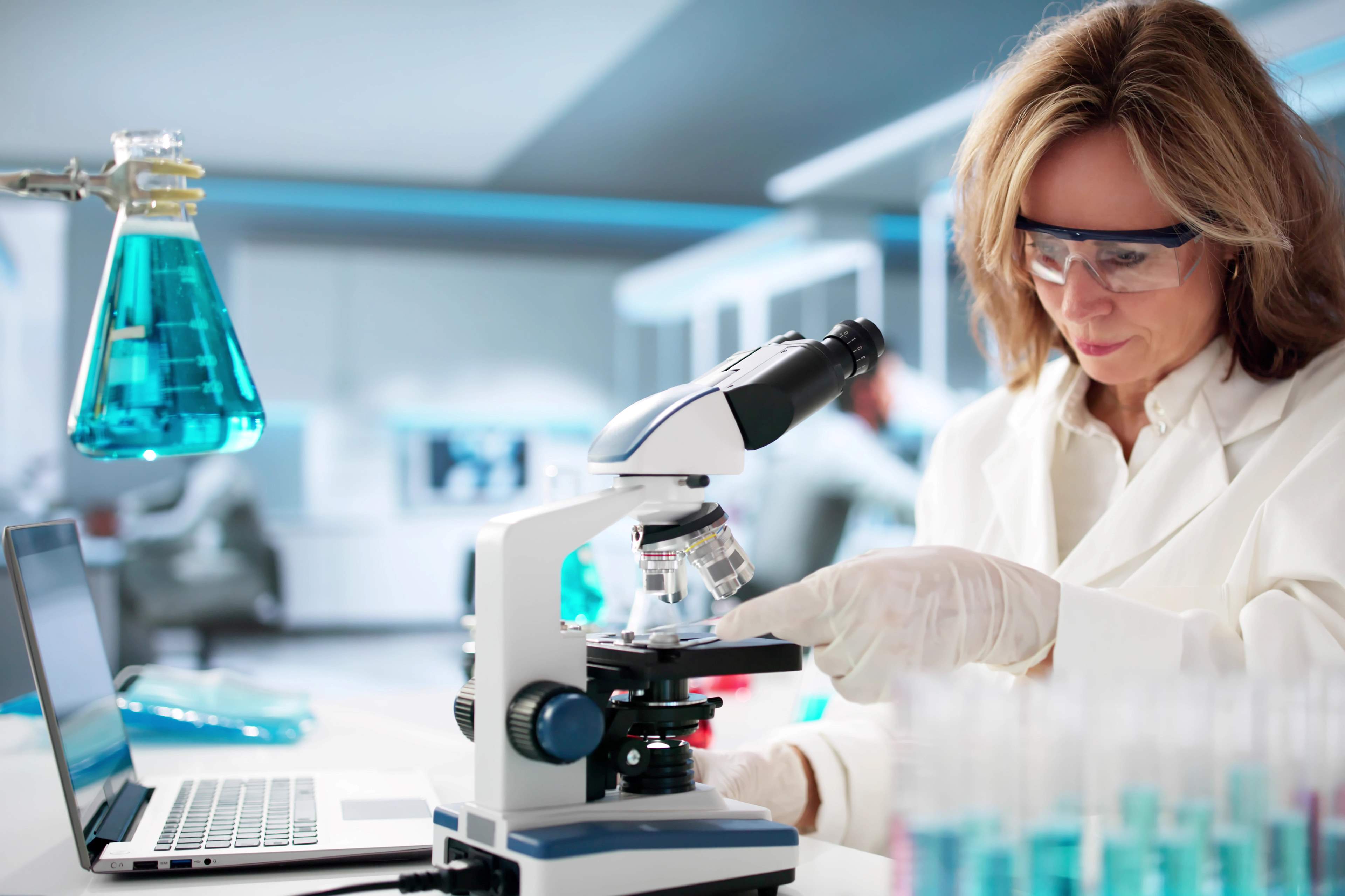 Mulher num laboratório